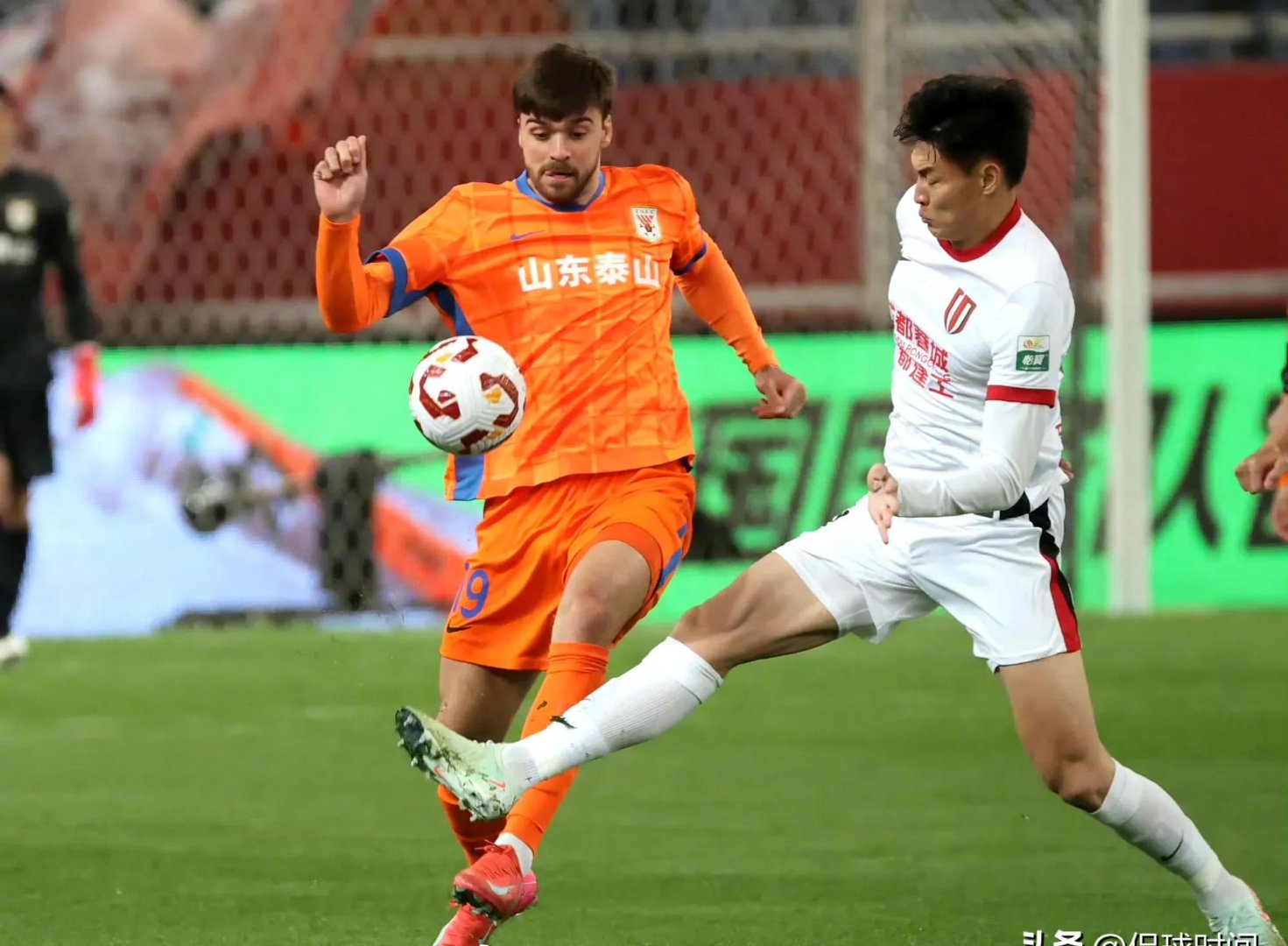 九游娱乐官网 -荷甲赛前再迎强敌，山东泰山外线爆发，主帅态度：态度坚定，球探报告显示潜力的简单介绍